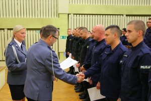 Insp. Marcin Szyndler wręcza świadectwa ukończenia szkolenia zawodowego podstawowego