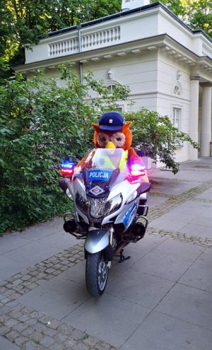 maskotka CSP - inspektor Sowa na motocyklu służbowym