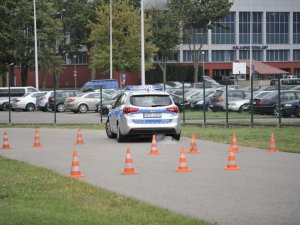 Zawodnicy konkursu Policjant Ruchu Drogowego podczas zadania umiejętności jazdy samochodem. Tor Centrum Szkolenia Policji w Legionowie.