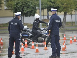 Zawodnicy konkursu Policjant Ruchu Drogowego pokonują tor na motocyklu służbowym. Plac apelowy Centrum Szkolenia Policji.