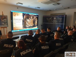 Słuchacze Centrum Szkolenia Policji w Legionowie podczas wizyty w Biurze Historii i Tradycji Policji KGP.