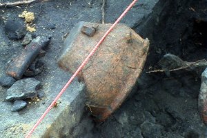Eksponaty po prastarym cmentarzu germańskim znalezione podczas prac archeologicznych na terenie CSP.