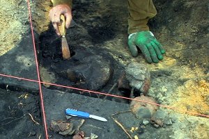 Eksponaty po prastarym cmentarzu germańskim znalezione podczas prac archeologicznych na terenie CSP.