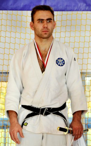 Kom. Jacek Kuźmiński to jedna z najbardziej rozpoznawalnych postaci Zakładu Interwencji Policyjnych. Doskonały wykładowca, wielokrotny medalista zawodów rangi mistrzowskiej w judo w różnych kategoriach wiekowych, wielokrotny mistrz Polski Policji w judo oraz propagator judo wśród dzieci i młodzieży.
