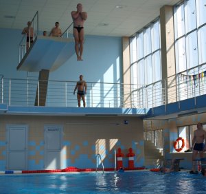 Policjanci w trakcie zajęć na basenie podczas szkolenia z zakresu ratownictwa wodnego.