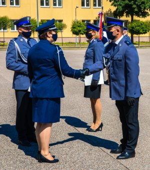 Komendant CSP wręcza akt mianowania na pierwszy stopień oficerski