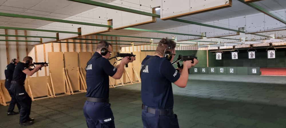 Policjanci podczas treningu strzeleckiego z wykorzystaniem pistoletu maszynowego
