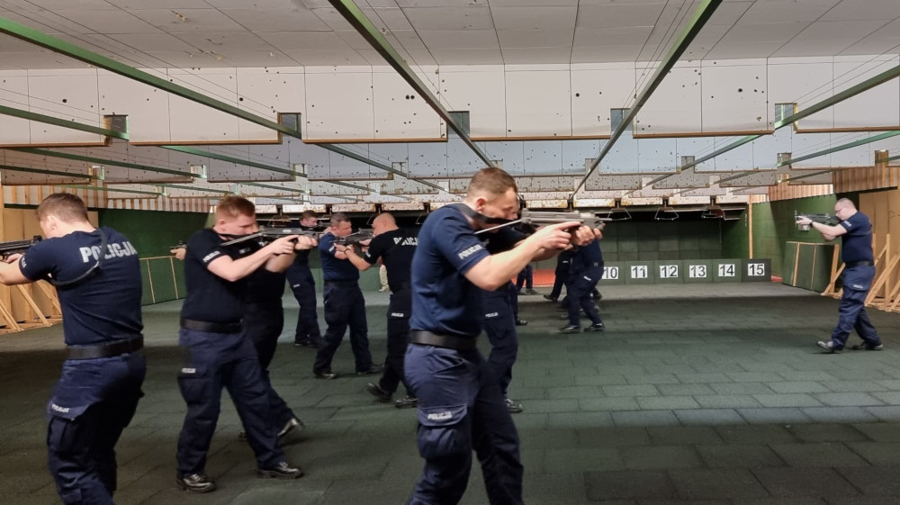 Policjanci podczas treningu strzeleckiego z wykorzystaniem pistoletu maszynowego