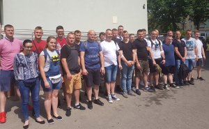 Zdjęcie grupowe słuchaczy szkolenia zawodowego podstawowego, którzy oddali krew w RCKiK w Nowym Dworze Mazowieckim