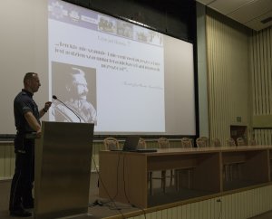Prowadzący wykład asp. szt. Mariusz Trojanowski z Zakładu Służby Prewencyjnej CSP