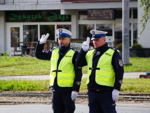 Zawodnicy konkursu Policjant Ruchu Drogowego podczas zadania regulowania ruchem na warszawskim skrzyżowaniu.