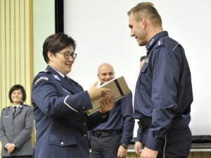 Z okazji Dnia Edukacji Narodowej funkcjonariusze i pracownicy Centrum Szkolenia Policji odebrali podziękowania za wieloletnią pracę na rzecz CSP, a także nagrody motywacyjne – łącznie wyróżniono 23 osoby.