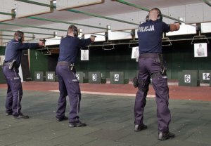 Policjanci CSP doskonalą umiejętności strzeleckie