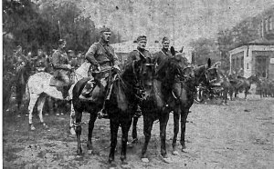 Szwadron policyjny przed wyjazdem na front na dziedzińcu koszar Rezerwy PP m. st. Warszawy. Na czele dowódcy: podkom. Rozumski, kom. Jezierski i podkom. Sarnecki.