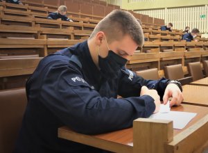 Zdjęcie ilustrujące słuchaczy szkolenia zawodowego podstawowego podczas egzaminu końcowego