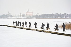 Policjanci z KMP w Suwałkach trasę przebiegli z psami służbowymi nad jeziorem Wigry