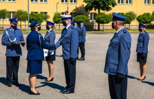 Komendant CSP wręcza akt mianowania na pierwszy stopień oficerski