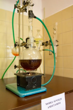 widoczny model syntezy amfetaminy, elementy szklano gumowe oraz palenisko.