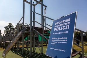 Tablica informująca o Programie Modernizacji Policji w latach 2017-2020