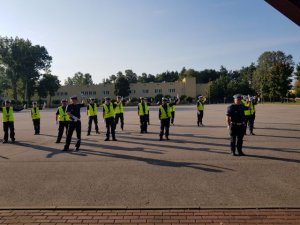 Policjanci wykonują ćwiczenia z zakresu kierowania ruchem na placu CSP