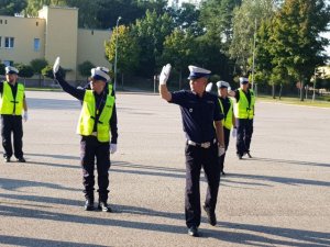 Policjanci wykonują ćwiczenia z zakresu kierowania ruchem
