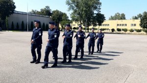 Policjanci CSP podczas ćwiczeń z musztry
