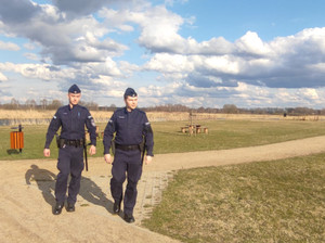 Młodzi policjanci podczas patrolu