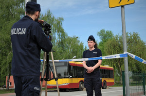 Policjanci ćwiczą udzielanie mediom informacji na miejscu zdarzenia