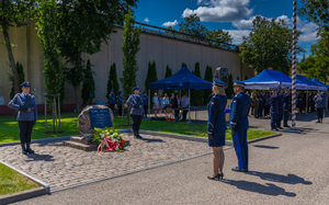 Oddanie honorów  przez I Zastępcę Komendanta Głównego Policji i Komendanta CSP pod obeliskiem  upamiętniającym trzech funkcjonariuszy Policji Państwowej zamordowanych przez NKWD  w Twerze