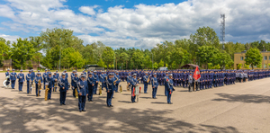 Orkiestra reprezentacyjna Policji, poczet sztandarowy oraz słuchacze CSP podczas uroczystości