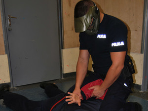 Policjanci podczas szkolenia praktycznego z techniki i taktyki interwencji