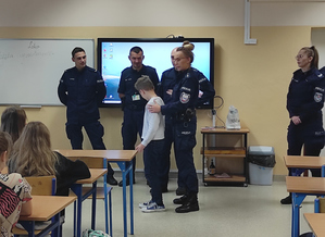 policjanci podczas spotkania z dziećmi w szkole