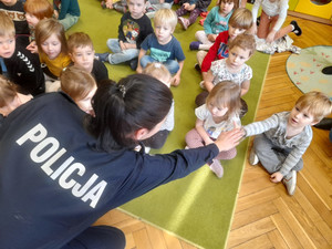 Policjanci podczas spotkania profilaktycznego w przedszkolu