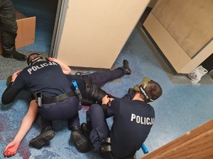 Policjanci w trakcie zajęć z technik interwencji