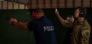 Policjanci w trakcie zajęć na strzelnicy.