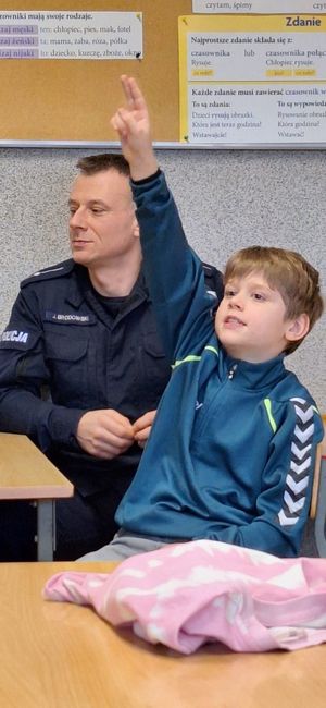 Policjanci w trakcie spotkania z dziećmi.