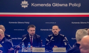 Minister SWiA oraz Komendant Główny Policji w trakcie narady służbowej.