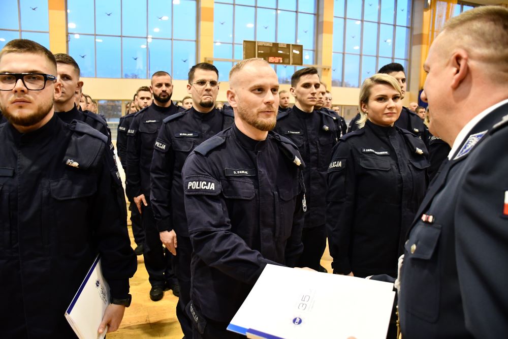 Uroczyste zakończenie szkolenia zawodowego podstawowego-kolejni funkcjonariusze zasilą szeregi polskiej Policji